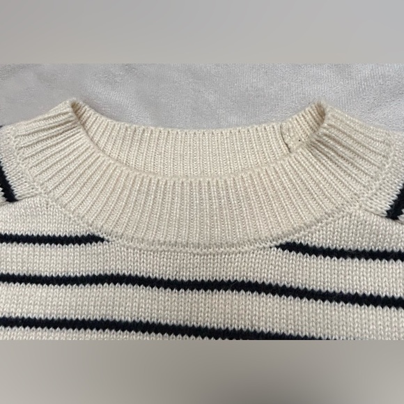 Women’s cropped black and cream sweater. - Picture 8 of 10